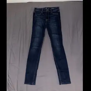 Hollister Jeans i storlek W27/L28. Inga hål eller skador.