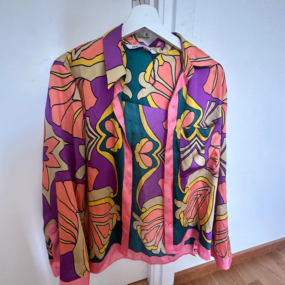 Storlek M Köpt från Zara Använt 2 gånger väldigt fint skick. Köpt för 1000 kr . Paidat.