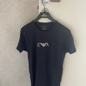 Armani tshirt - -  2 stycken i lager - Inga defekter! 10/10 - storlek M -Mörkblå