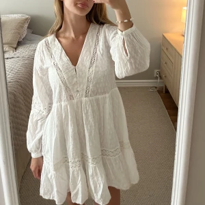 Vit sommarklänning  - Endast använd en gång! Perfekt till studenten!!!