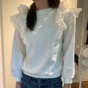 Så snygg vit volang tröja som är så fin nu till sommaren. Köpt på barnavdelningen på H&M men passar även xs och s💞pris går som vanligt att diskutera och skriv privat om ni har frågor, inga defekter 
