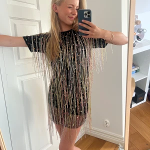 Festklänning  - Snygg disco/ fest klänning! Aldrig använd! Helt ny- lappen finns kvar. 