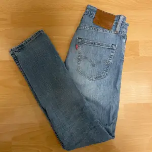 Säljer ett par levis jeans som är alldeles för små för mig. Jag är 190cm. Nypris cirka 1100kr. Hör av er vid fler frågor!