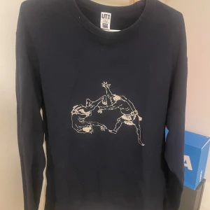 Uniqlo sweatshirt - ✏️ Sweatshirt i strl. L (sitter som M). Skriv för fler bilder!