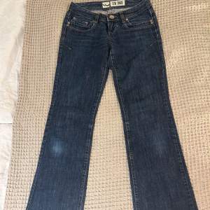 Supersnygga lågmidjade jeans från LTB.  Midjemått rakt över: 33 cm  Innerben: 82 cm