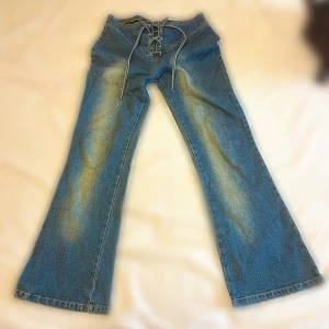 Snörade jeans - Midjemått, raktöver: 37cm. Innerbensmått: 72,5 cm.