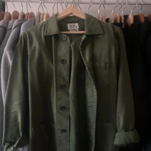 Grön jacka - Jacka från lager 157. I jätte bra skicka, knappt använts. Köpt för 400 kr Är i storlek XS men den är oversized Å kan lika gärna passa s/m