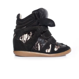 Isabel marant skor - Säljer nu dessa superfina, unika Isabel marant skor med zebra mönster. Storlek 40 men passar mig som har 38/39 eftersom de är klack. Superfint skick och knappt använda. Kontakta för fler bilder! (Pris kan diskuteras)