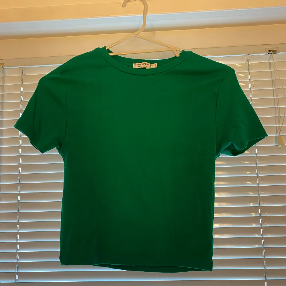 Väldigt fin grön T-shirt. Aldrig använd. . T-shirts.