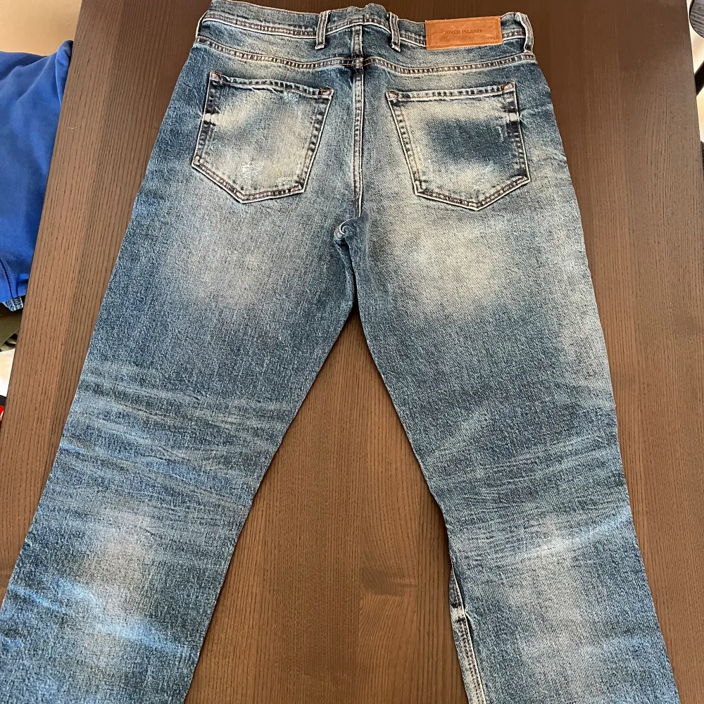 Fräscha straight jeans med slitningar från River Island Aldrig använda  Cond 10/10 Storlek W32/L32, straight passform . Jeans & Byxor.
