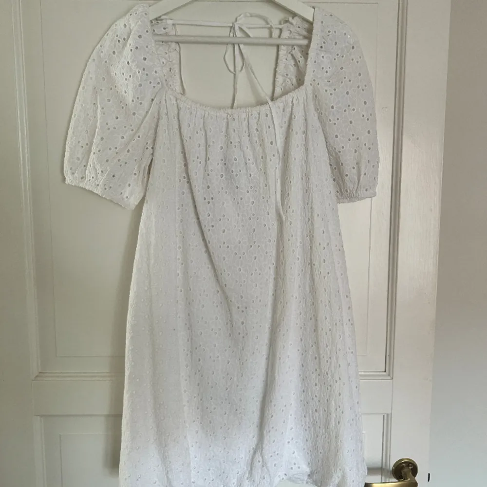 Säljer denna jättefina vita klänning från & other stories, perfekt inför sommaren eller studenten! Klänningen är helt oanvänd, med prislapp kvar, i storlek 38.  . Klänningar.