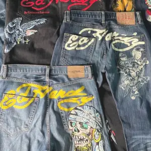 Söker: Ed hardy jeans I storlek 28-32, hälst med märket på backfickorna 
