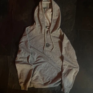 Fin hoodie - Grå hoodie med tryck i bra skick. Stl S men passar dom som har S-M med💓