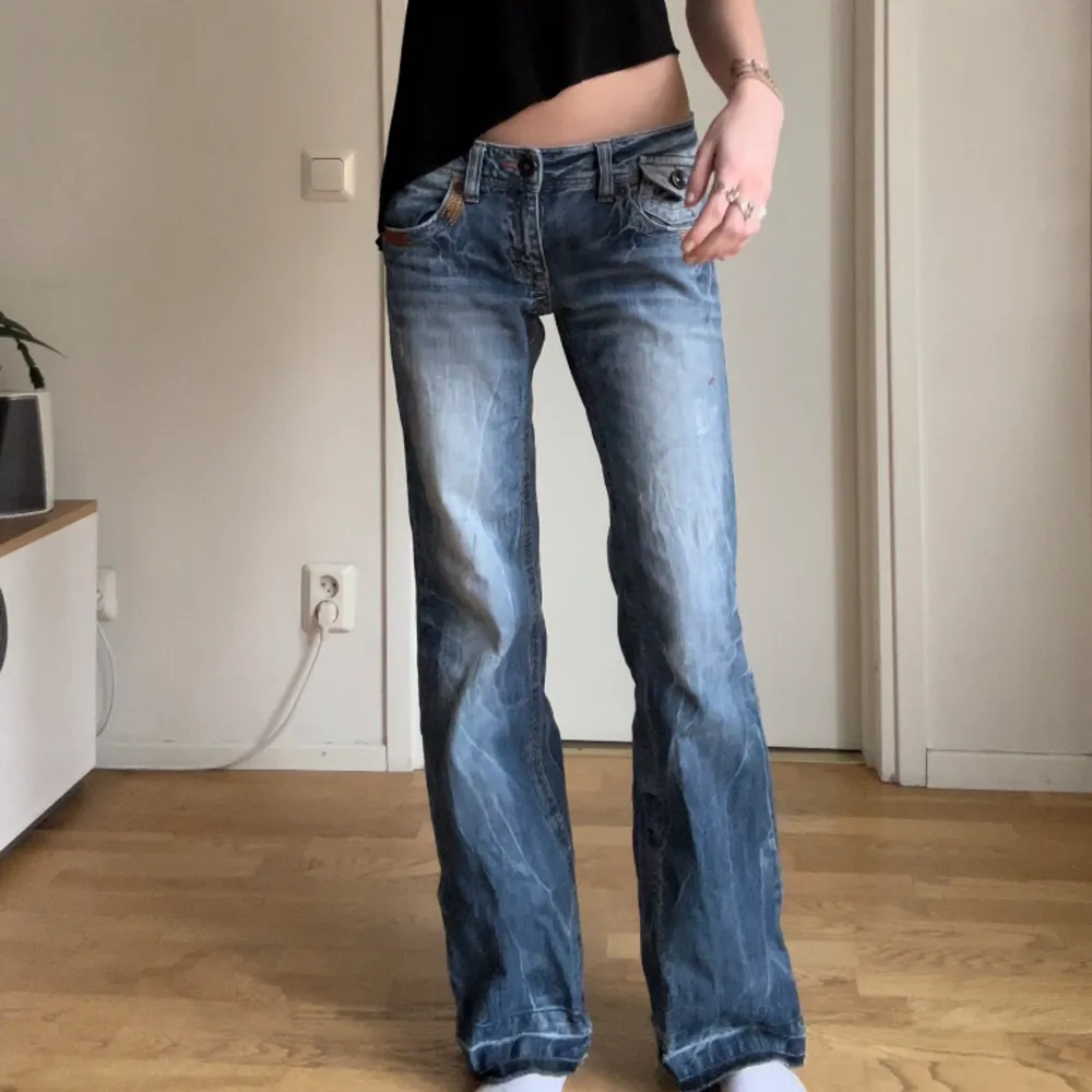 Low waist bootcut jeans med så snygga fickor! Långa och med cool wash och detaljer. Hör av vid frågor!💗 möts gärna upp i Stockholm, annars tillkommer frakt☀️🤍. Jeans & Byxor.