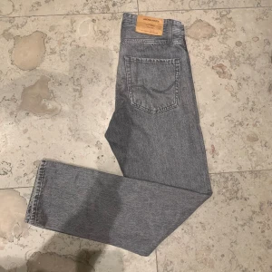 Jack & Jones Jeans loose/Chris  - Jeans från Jack and Jones. Dem är riktigt snygga och är knappt använda. Dem är lite loose i passformen, men fortfarande riktigt snyggt. Passar mellan 168-175cm. Nypris 699kr, mitt pris 299kr. /Oliver