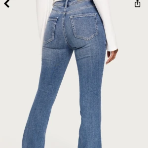 Vero Moda Flared Jeans - Säljer dessa superfina jeans från Vero Moda!! De är endast använda ett fåtal gånger och är i princip i nyskick💗 De är mid waist & storleken är S/30. Nypris: 500kr
