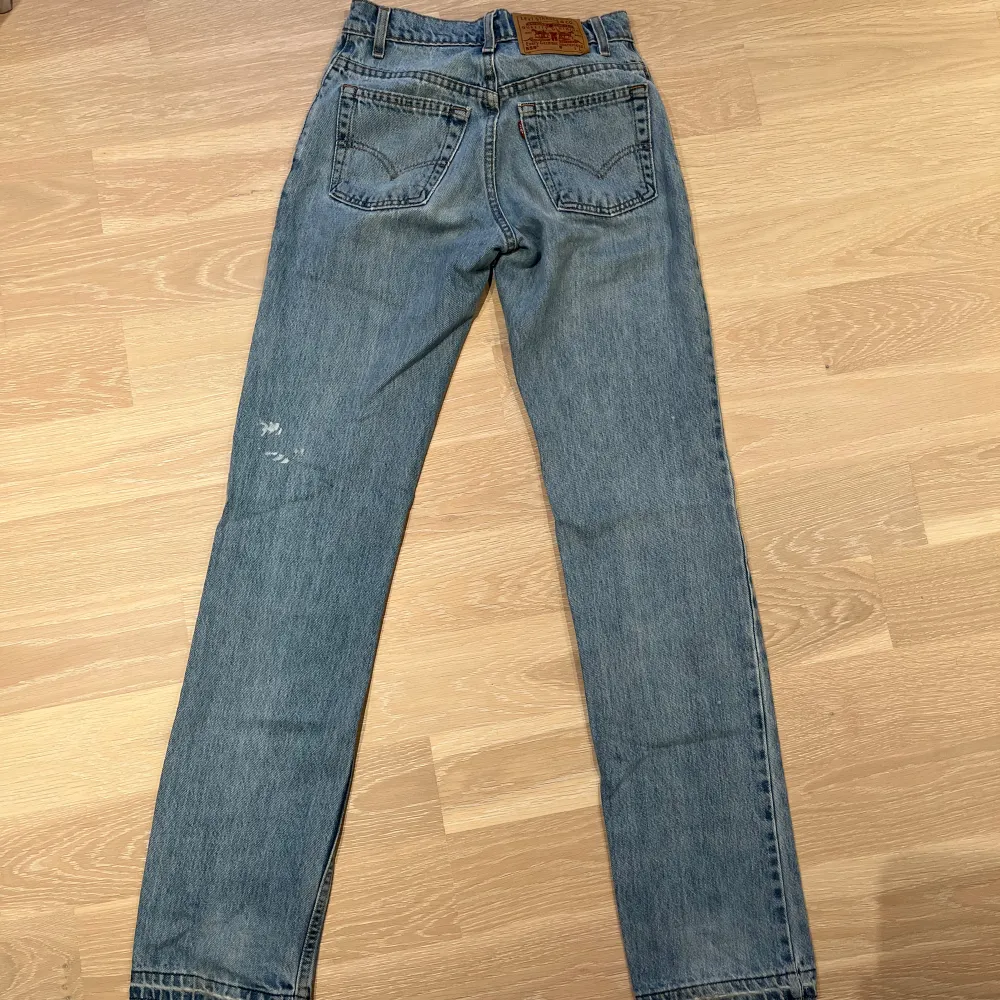 Intressekoll! Raka Levi’s jeans i den perfekta blå färgen. Är 170 cm med 85 cm innerbenslängd, bär vanligtvis storlek XS. De har dock en vit färgfläck, se bild 3. Har fler bilder på lappar osv så bara att skriva💗💗köpta second hand . Jeans & Byxor.
