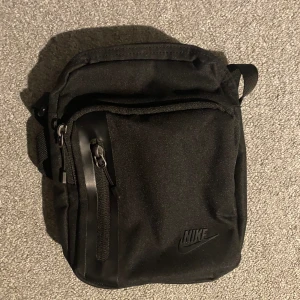 Nike svart väska - Svart Nike axel väska fyra fickor