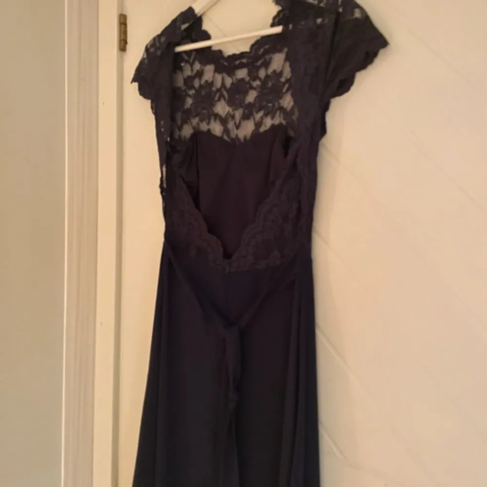 Fin marinblå balklänning, använd en gång, har öppen rygg och man behöver ingen bh då den har tyg under spetsen 💙💙. Klänningar.