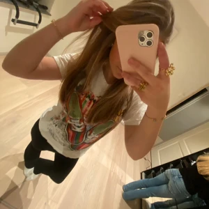 Snygg tröja och Snygga kostymbyxor🌸 - Säljer både tröjan och byxorna!🥰Kostymbyxorna är från Vero Moda, aldrig använda! Tröjan har jag lagt ut en annan annons om så in o kolla på den för fler bilder❤️Byxorna: Strl:S/36, nya, inga defekter, 200kr. Tröjan: S, inga defekter