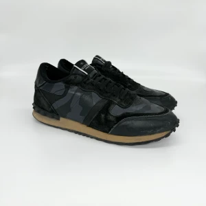 Valentino Rockrunners - Jätte eftertraktade färg på valentino rockrunners. Jätte bekväma skor och sköna. Ny pris är cirka 8500kr vårt pris 1699kr. Skick 8/10. Storlek 44. Inget OG tillkommer.