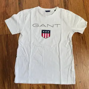  Denna t-shirt är i gott skick har använt den två till tre gånger den är inte sönder den är jättefin. 154/164 cm tröjan är i storlek för 13-14 åringar.