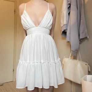 Vit klänning🌸 - Fri Frakt!!💕☺️Säljer den finaste klänningen jag äger då den sitter lite för tajt.🥹 Så fin speciellt till student eller skolavslutning. Säljer då jag måste köpa en ny. Klänningen är helt ny med prislappen kvar.🌸