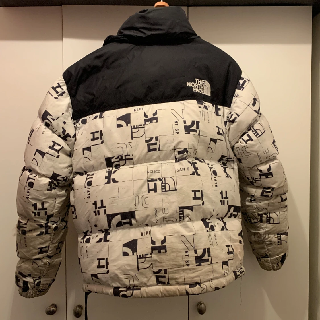 Väldigt snygg och unik north face puffer jacket från 1996! Säljer eftersom jag inte har behov av den. - 90