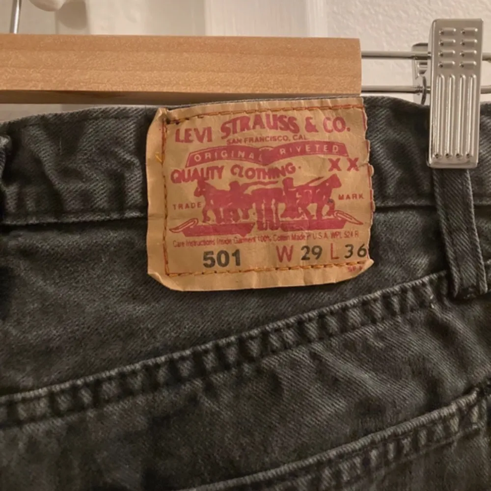 sjukt snygga svarta levis 501 jeans, köpta på vinted och i väldigt bra skick💓. Jeans & Byxor.