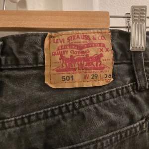 sjukt snygga svarta levis 501 jeans, köpta på vinted och i väldigt bra skick💓