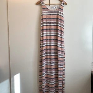 Fin randig vardagsklänning - Säljer denna fina klänning som man kan ha till vardags eller som strandklänning, den har slits på båda sidorna🌸