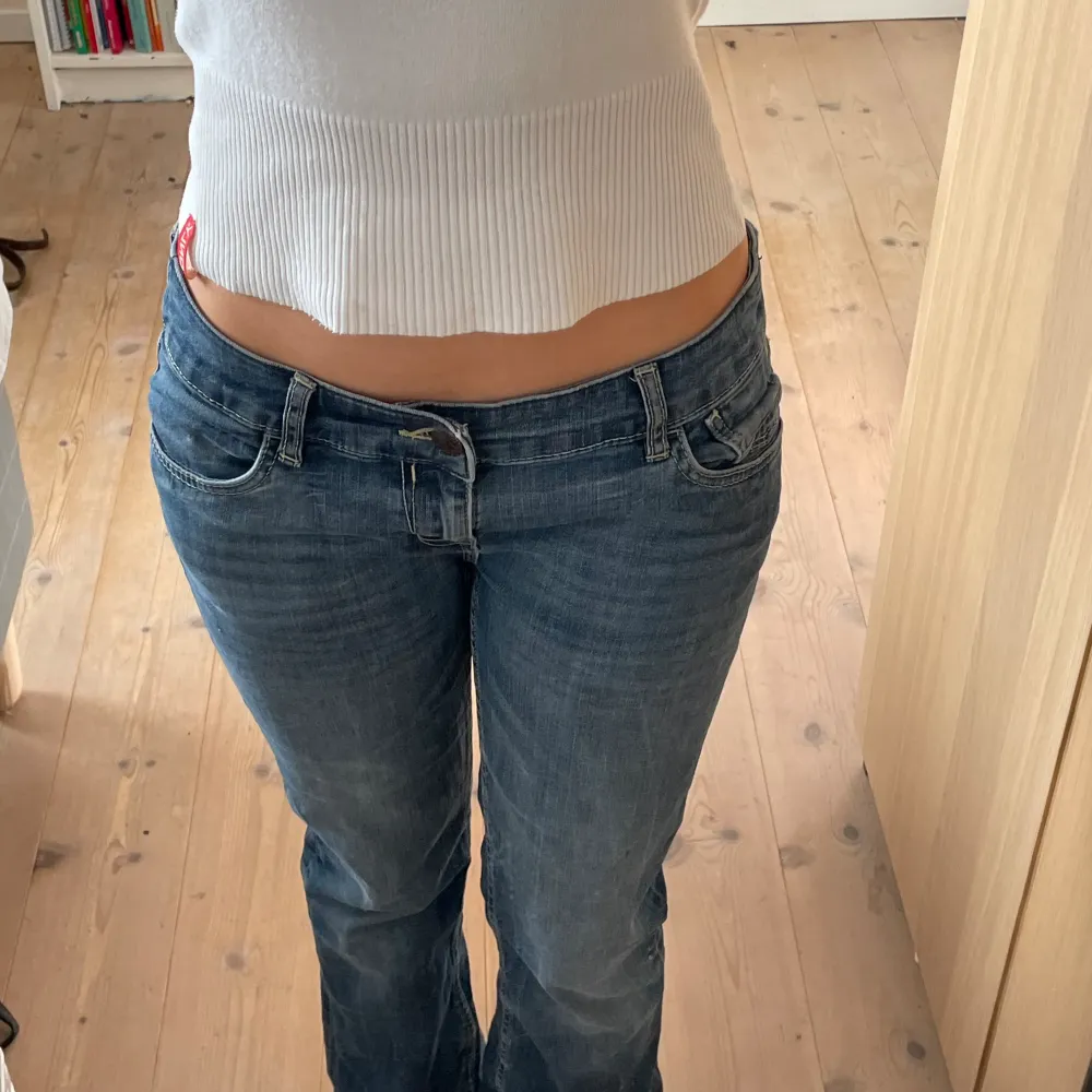 Low waist jeans i bootcut💖Midjemåttet ligger på cirka 39cm och innerbenslängden på 79cm🥰. Jeans & Byxor.