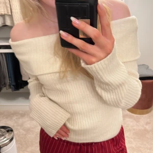 Off shoulder tröja från H&M - Säljer nu min off shoulder tröja från H&M endast använd fåtal gånger. Fint skick 