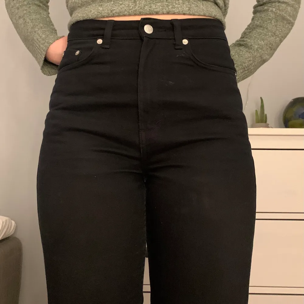 Svarta jeans i jättebra skick. Storlek W28 och L34. Rowe är modellen. . Jeans & Byxor.