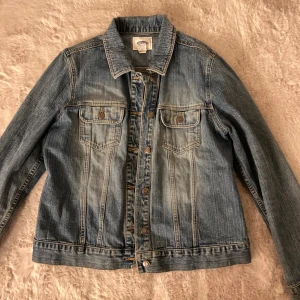 Jeansjacka  - En jeansjacka från en marknad i London, aldrig använd.
