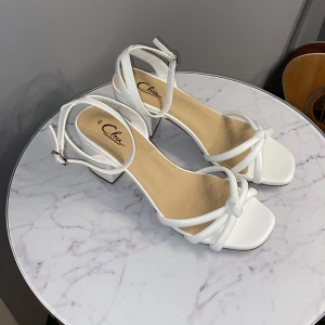 Vita klackskor - Ett par jättefina vita klackskor som bara är använda en gång på grund av att dom tyvärr är för stora för mig. Passar perfekt till sommaren! Köpte dom för ca 550kr. Priset kan diskuteras!🥰