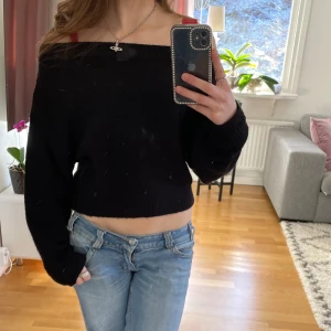 Off-shoulder stickad tröja - Svart stickad off-shoulder tröja från H&M Divided. Storlek S. 🫶