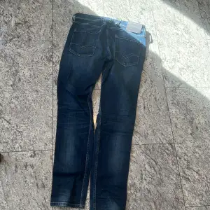 Replay jeans använda 2 gånger Max ordinarie pris 1499 fint skick och inga skador sitter bra