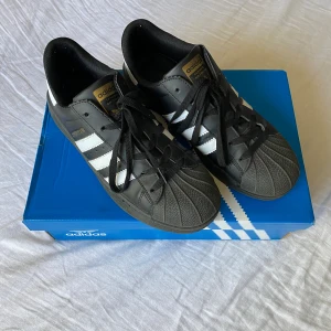 Adidas superstar - Ett par fina Superstars i använt skick, kommer med dustbag samt skor. Skriv vid andra frågor!