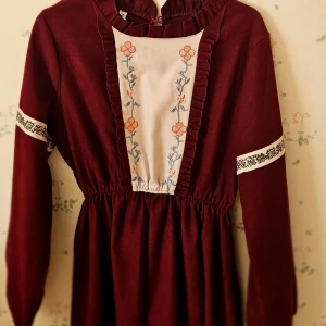 Kawaii klänning  - Klänning köpt från kawaii mori eller något sådant. Perfekt till fjällstuga. Slott. St 38. Supermjuk. Knapp bak. Bekväm. Luftig. Tung. Möts i Gbg. 260kr. Nypris ca 300kr. Har inget som passar till den. 