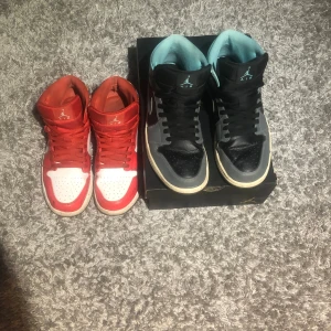 Jordans - Jordan 1 mid barcelona strl 43 i okej skick kostar 3800 nya   Jordan 1 mid grey aqua strl 44 också ok skick kostar 4500 nya  Säljer båda paren för 1200kr