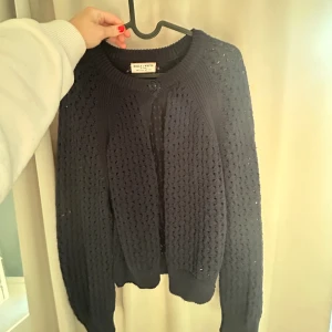 Stickad kofta  - As snygg men kommer tyvärr inte till användning längre. Fint skick 