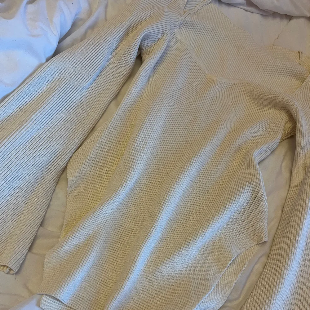 Jätte snygg vitt stickad tröja aldrig använd eftersom jag råkade beställa 2 st. Tröjor & Koftor.