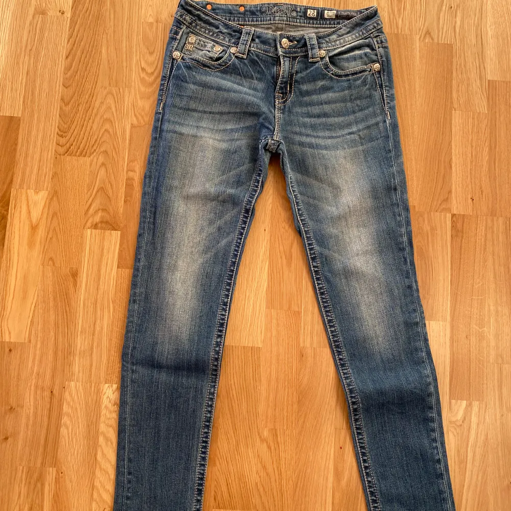 Säljer ett par super fina miss me jeans , i modell straight storlek 28, i en mellan blå färg ( färgen ser ut som på bild 1 ) . Köpt för cirka 2300 säljer för 1000 . Pris kan diskuteras . Inga slitningar , ser nya ut. Hör av er vid fler bilder 🙏. Jeans & Byxor.
