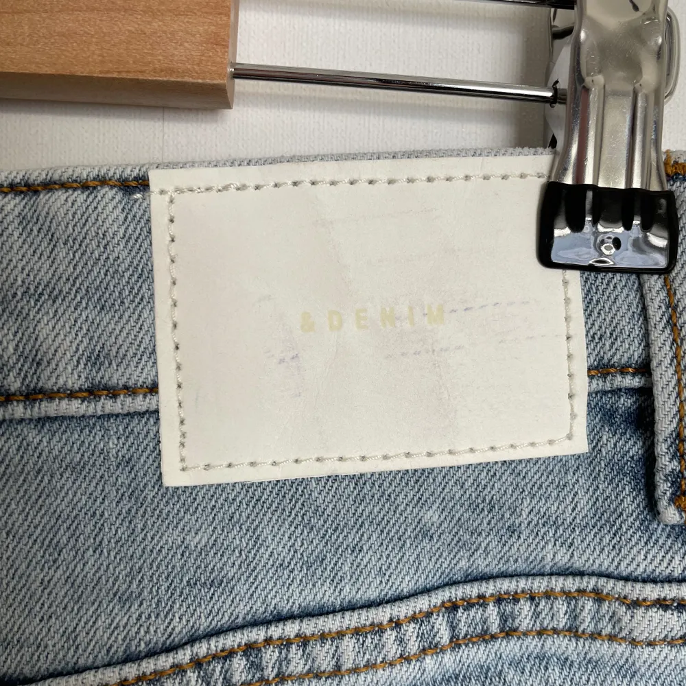 ”Baggy” jeansshorts som aldrig är använda. Dom har fått lite märken på det vita märket, men det syns inte mycket. Storlek M, från HM. DM för fler bilder.. Shorts.