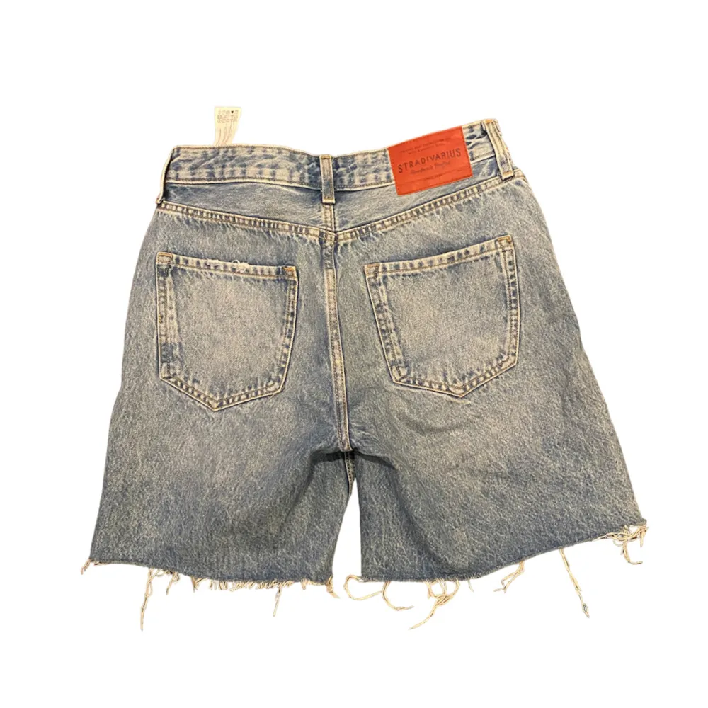 Snygga jeansshorts liknande Levis perfekta till sommaren! Skriv privat vid intresse eller frågor💞💞. Shorts.