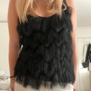 Festtopp/linne med fransar - Så trendig festtopp/linne med fransar! Storlek S, tppenskick!