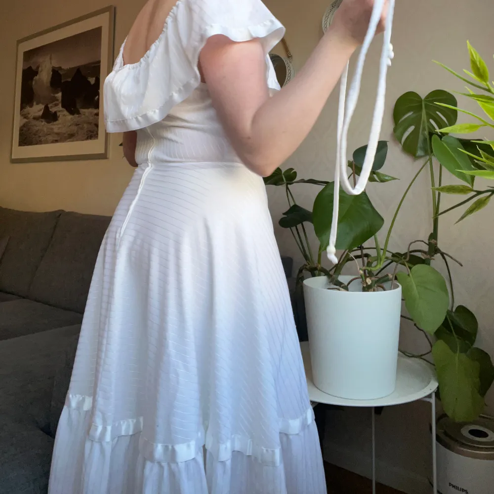 Vintage vit klänning från H&M, utgånget sortiment sen länge. Knappt använd. Storlek 38. Perfekt till studenten om du gillar gammalt klassiskt🫶🏼Tryck ej på köp, utan kontakta mig! Samfrakt vid flera köp💓 . Klänningar.