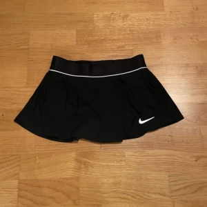 Tenniskjol - Super fin tenniskjol, skulle säga att den passar mer xs än s, de har shorts inuti 