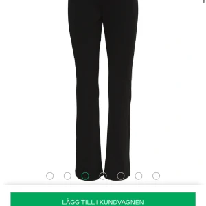 Kostymbyxor  - Svarta kostymbyxor från vero moda. Sitter super fint, står ”medelhögmidja på sidan” men skulle snarare säga att de är mellan low och mid Rise på mig iallfall. Inga defekter. Köpta för 399, säljer för 180kr